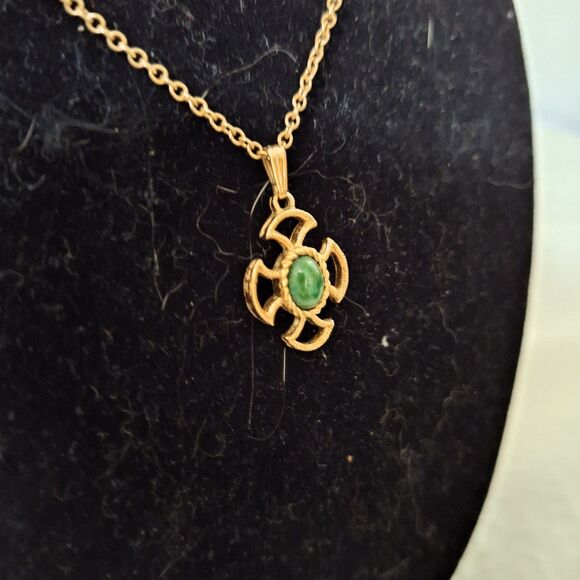 Avon Vintage Women's Necklace Baroness Maltese Cross Gold Tone Faux Jade - Picture 11 of 11